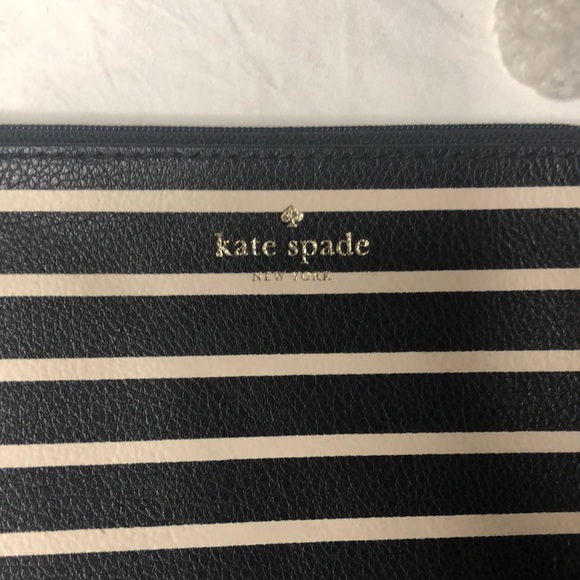 KATE SPADE black and cream leather wristlet. - Picture 2 of 10
